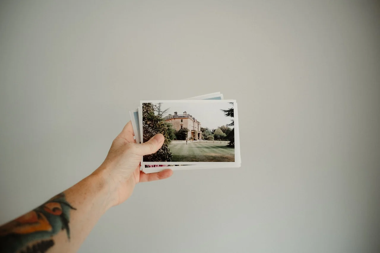 Vintage fotoaparat na tamnoj pozadini kao simbol razvijanja fotografija
